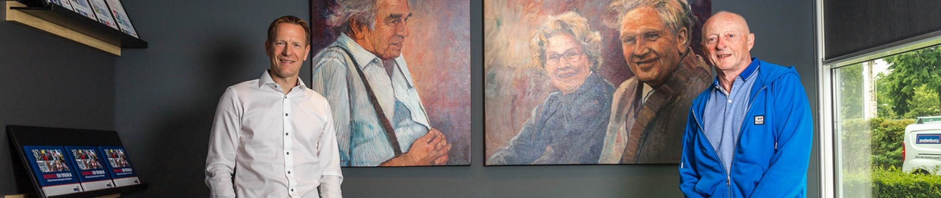 2 mannen staan voor een schilderij met 2 mannen en een vrouw